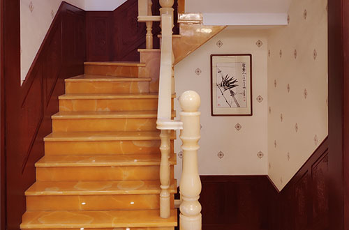东方中式别墅室内汉白玉石楼梯的定制安装装饰效果