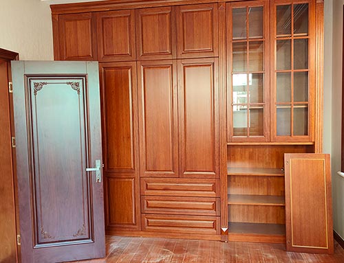 东方中式家庭装修里定制的实木衣柜效果图